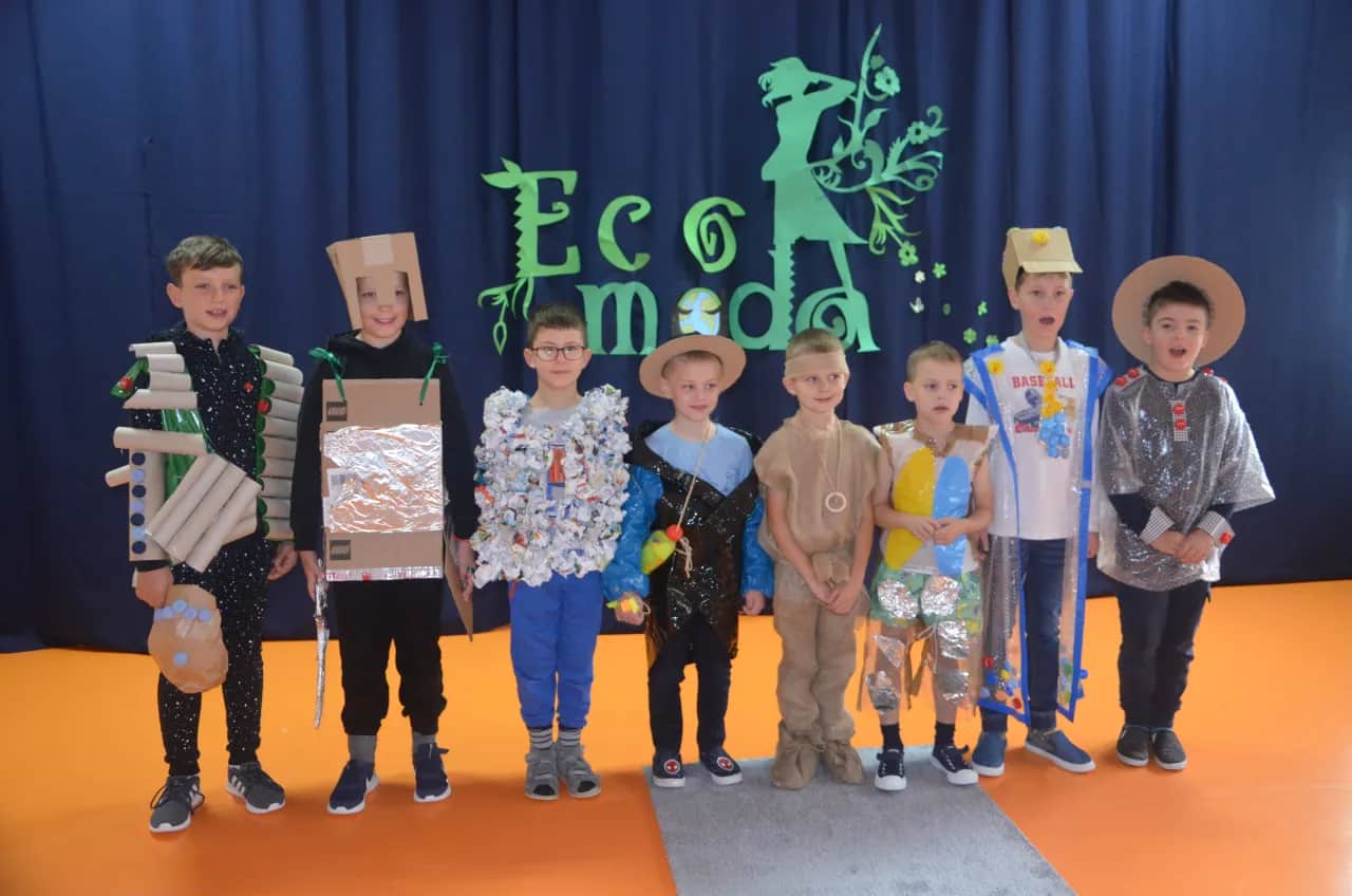 Strój z recyklingu dla chłopca: Eko zabawa i efekt WOW!