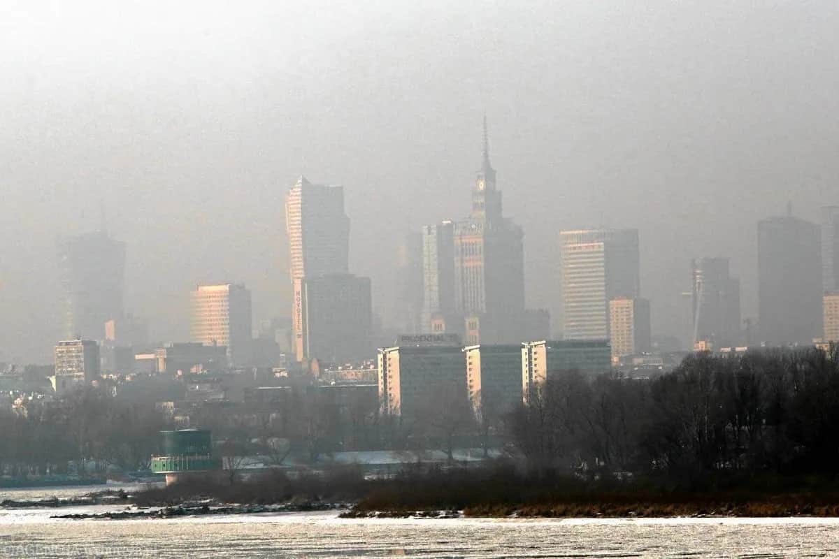 Dlaczego w Warszawie jest smog? Niska emisja, auta i pogoda